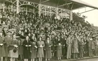 A vintage view of the Perth grandstand with a huge crowd