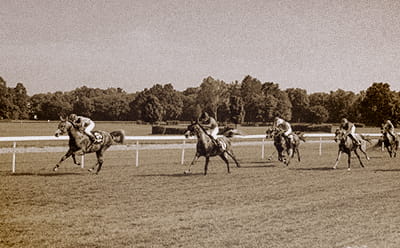 A vintage Lockinge Stakes race in black and white