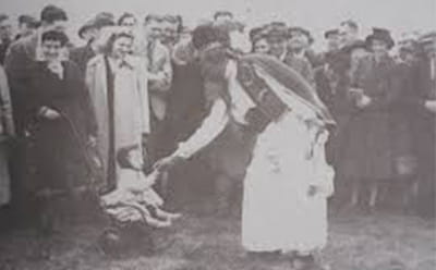 A vintage look at the crowds of Warwick Racecourse in black and white